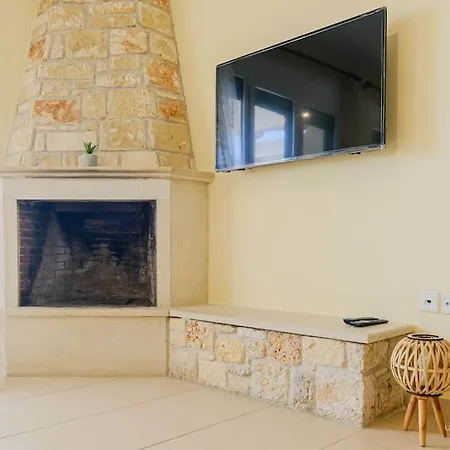 Momento 3-bdrm With Shared Pool, Poseidi Appartement