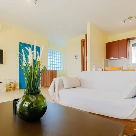 Momento 3-bdrm With Shared Pool, Poseidi Appartement *