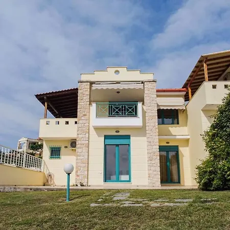 Momento 3-bdrm With Shared Pool, Poseidi Apartment *