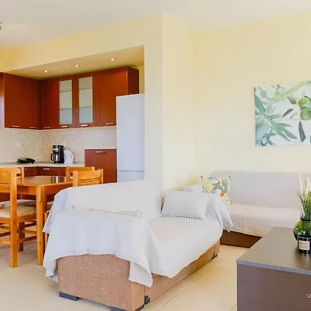 Momento 3-bdrm With Shared Pool, Poseidi شقة بوسيدي