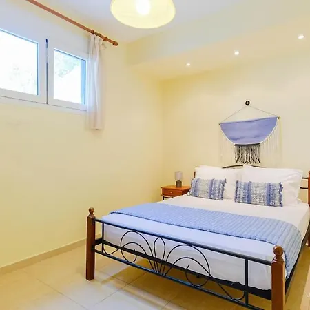 Momento 3-bdrm With Shared Pool, Poseidi Apartment