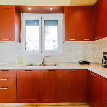 Momento 3-bdrm With Shared Pool, Poseidi Apartment *