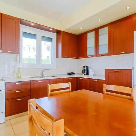 Apartment Momento 3-bdrm With Shared Pool, Poseidi